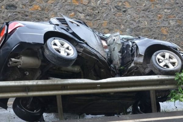 Takla atan otomobil 40 metre sürüklendi