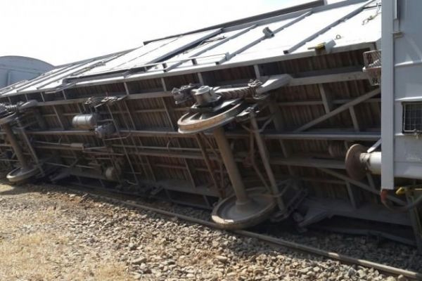 Yük treninin vagonları raydan çıktı