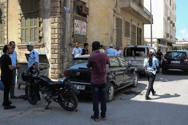 Motosiklet sürücüsü kazada başka bir aracın içine girdi