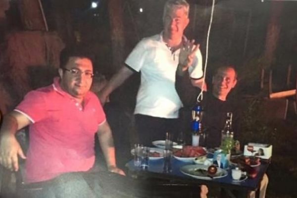 Bu fotoğrafa açıklama: 'Rabia işareti değil'