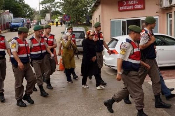 Firari FETÖ'cülerin eşleri kaçarken yakalandı
