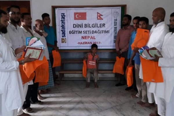 Sadakataşı Derneği Dini Bilgiler Eğitim Seti Dağıtımları’nı gerçekleştirdi