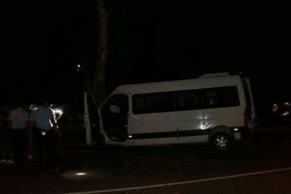 İzmir'de minibüs ağaca çarptı: 4 yaralı