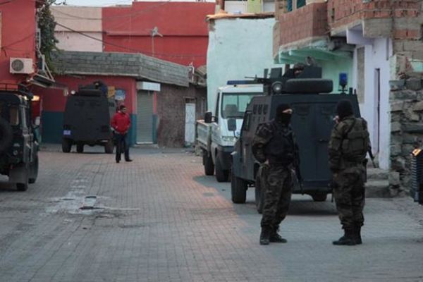 Diyarbakır'daki operasyonda 2 terörist sağ olarak yakalandı