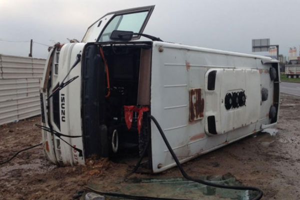 İşçi servisi devrildi: Çok sayıda yaralı var!