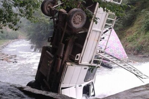 Giresun'da kamyonet dereye ok gibi saplandı!