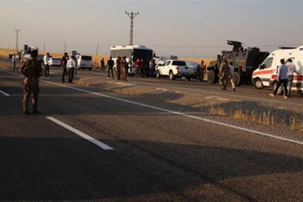 Diyarbakır'da polis aracıyla sivil araç çarpıştı: 5 ölü