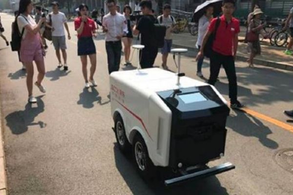 Çin'de robot kurye hizmete başladı