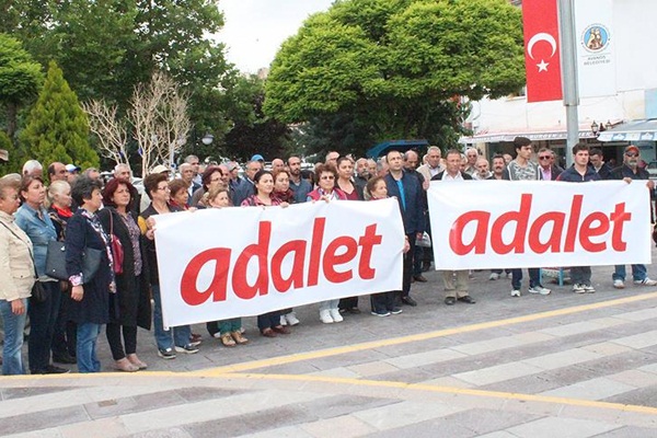 CHP'liler iki dakikalık 'düşünme eylemi' gerçekleştirdi