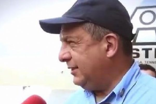 Devlet başkanı arıyı yuttu, 'saf protein' dedi