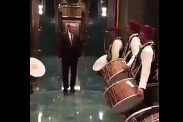 Cumhurbaşkanı Erdoğan'a davullu karşılama