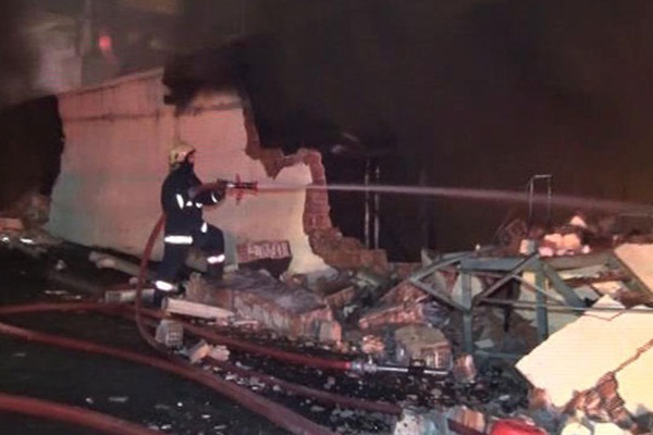 İstanbul'da korkutan yangın: İtfaiye eri yaralandı