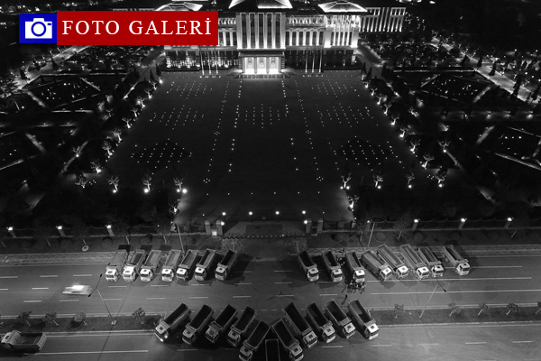 Kamyoncular Külliye'nin önüne böyle park etti