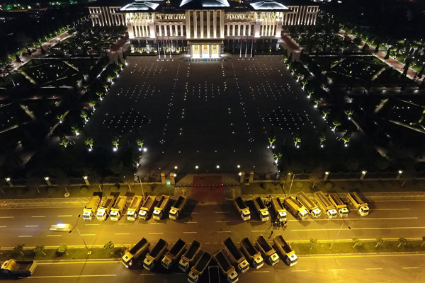 Kamyoncular Külliye'nin önüne park etti, akıllara 15 Temmuz geldi