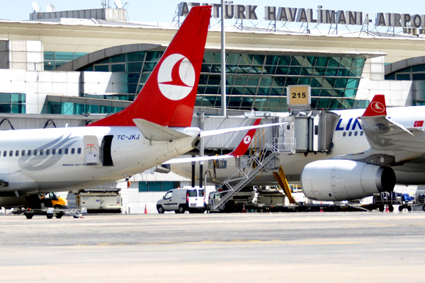 Atatürk Havalimanı'nda ilginç olay: Kule, önümüzden bir araç geçti...