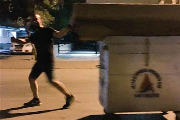 Kanepeyi çöp konteyneriyle taşıyıp belediyeye teşekkür etti