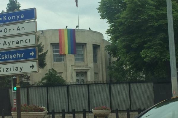 Amerika Büyükelçiliğine LGBT bayrağı asıldı!