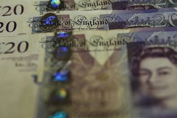 Sterlin parlamento açılışının ardından yükseldi