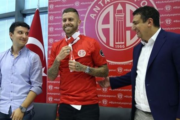 Başkan Öztürk imza töreninde Menez'e takıldı
