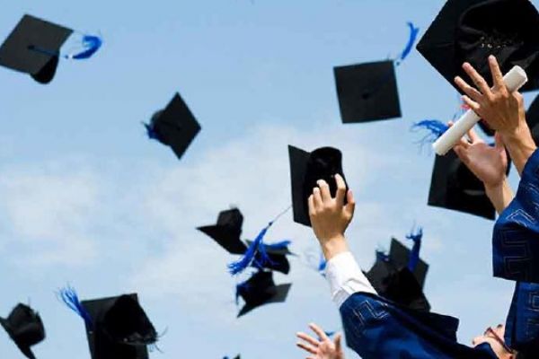 70 yaşında üniversite mezunu oldu