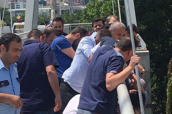 Polis intihar etmek isteyen genci köprünün demirlerine kelepçeledi