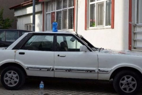 Beşinci kattan otomobilin üzerine düştü