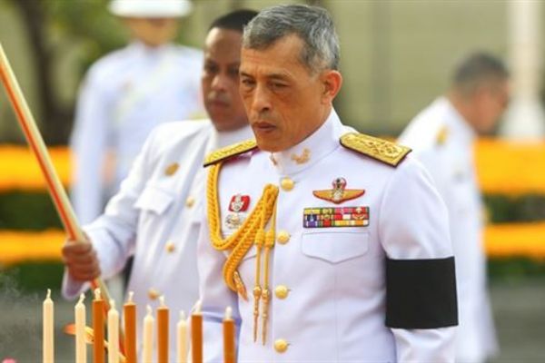 Tayland Kralı'na plastik mermi atıldı