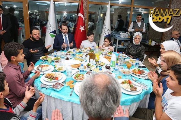 Bakan Albayrak Suriyeli yetimlerle iftar yaptı