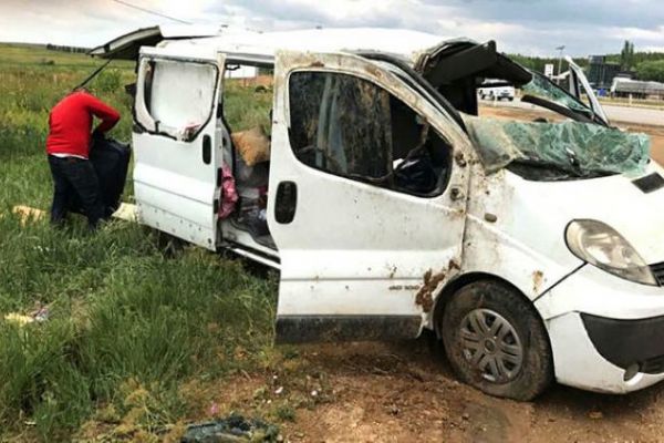 Kırşehir'de minibüs şarampole devrildi: 15 kişi yaralı!