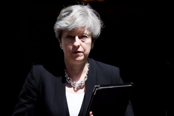 İngiltere Başbakanı May herkesi karşısına aldı ve özür diledi!