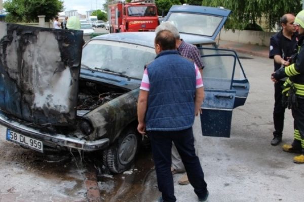 Sivas'ta seyir halindeki otomobil alev aldı