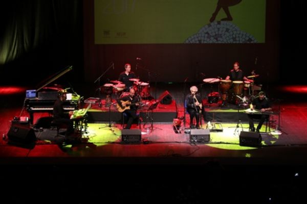 Tekbilek gönüllere üfledi