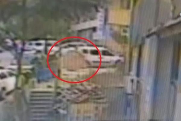 Dev kağıt ruloları yokuştan yuvarlandı, faciadan dönüldü