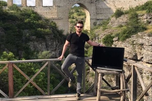 Hırsızlardan yaka silken adam tatile televizyonuyla çıktı