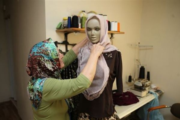 El emeği şalvarları yurt dışında alıcı buluyor