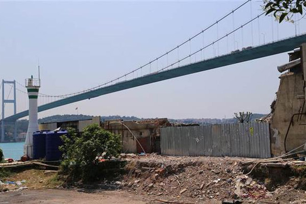 Boğazda yıkılan 'kaçak yapıların' enkazları kaldırılmadı