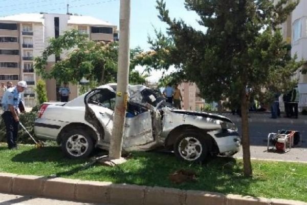 Refüjdeki direğe çarpan otomobilin sürücüsü öldü