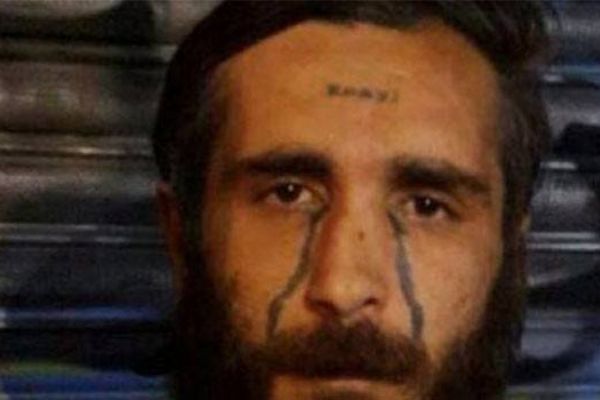 'Enayi' dövmeli adam moda tasarım öğretmeni çıktı