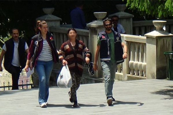 İki çocuk annesi uyuşturucu satarken suçüstü yakalandı