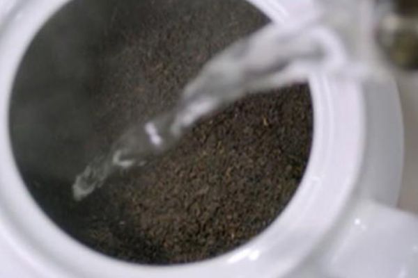 Hepimiz çayı böyle demliyoruz ama sağlığımızı tehdit ediyor!