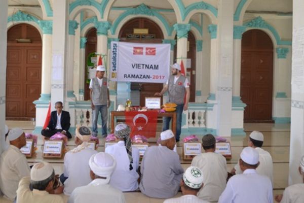 Sadakataşı Derneği Vietnam’da Ramazan Çalışmaları Gerçekleştirdi