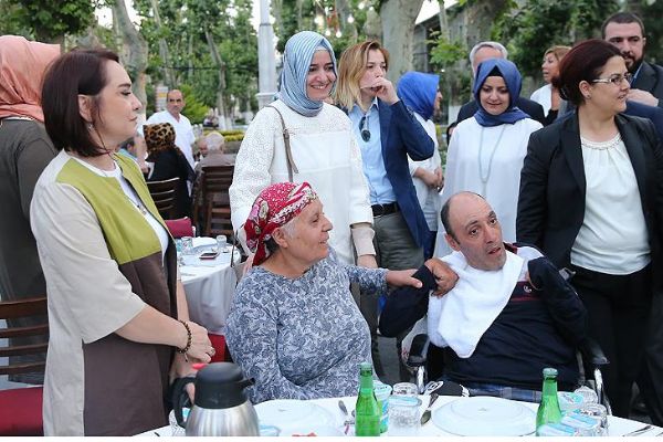Bakan Kaya Darülaceze sakinleriyle iftar yaptı