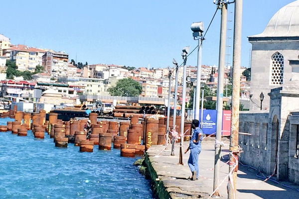 İlber Ortaylı Üsküdar'daki yaya yolu projesini böyle eleştirdi: Kazık çakılacaksa Mimar Sinan çakardı