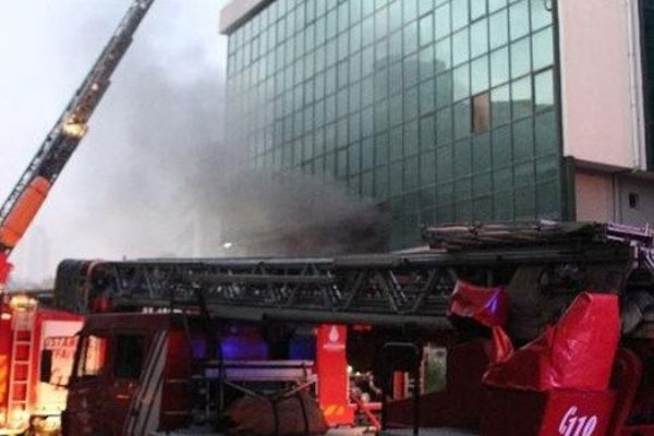 5 katlı iş merkezinde korkutan yangın