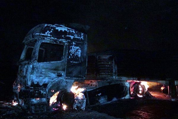 Tunceli'de PKK'lılar yol kesip araç yaktı