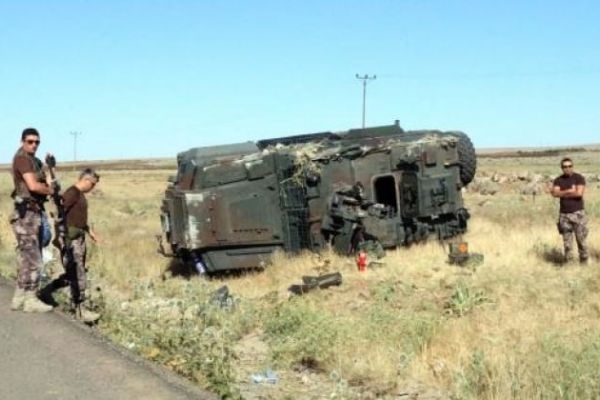 Zırhlı polis aracı takla attı: Yaralılar var...