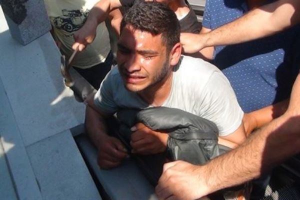 Taksim'de yürüyen merdiven ile duvar arasına kolu sıkıştı