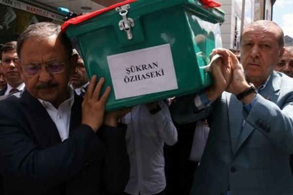 Bakan Özhaseki'nin annesi son yolculuğuna uğurlandı