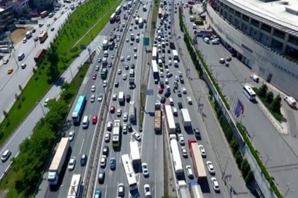Tatilciler yola çıktı: İstanbul'da yoğunluk saat geçtikçe artıyor