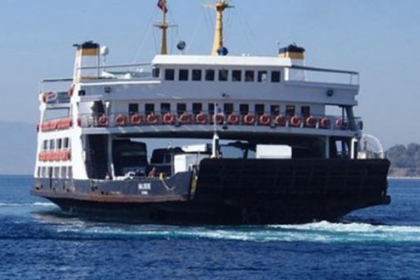 Çanakkale'de arabalı vapur kayalıklara çarptı!